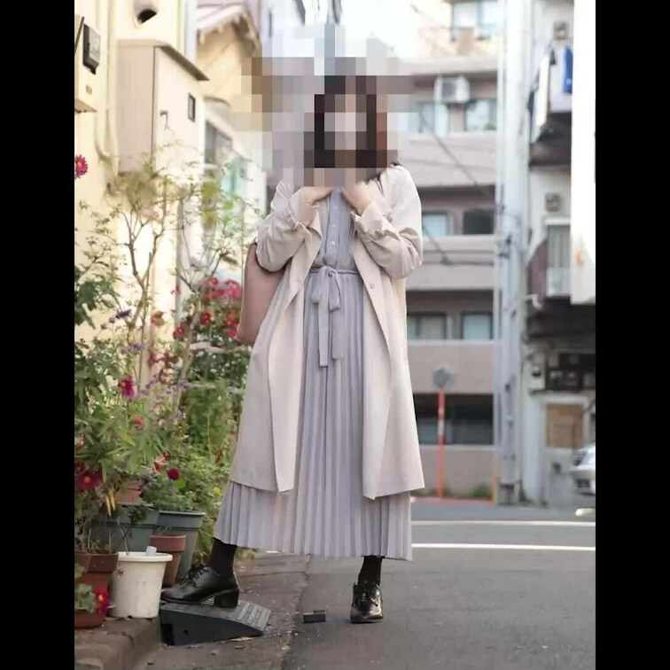 ロングスカートを地面から逆さでローアングル撮影されパンツ丸見え。

パンストでしゃがみパンチラ。

隙間から着替