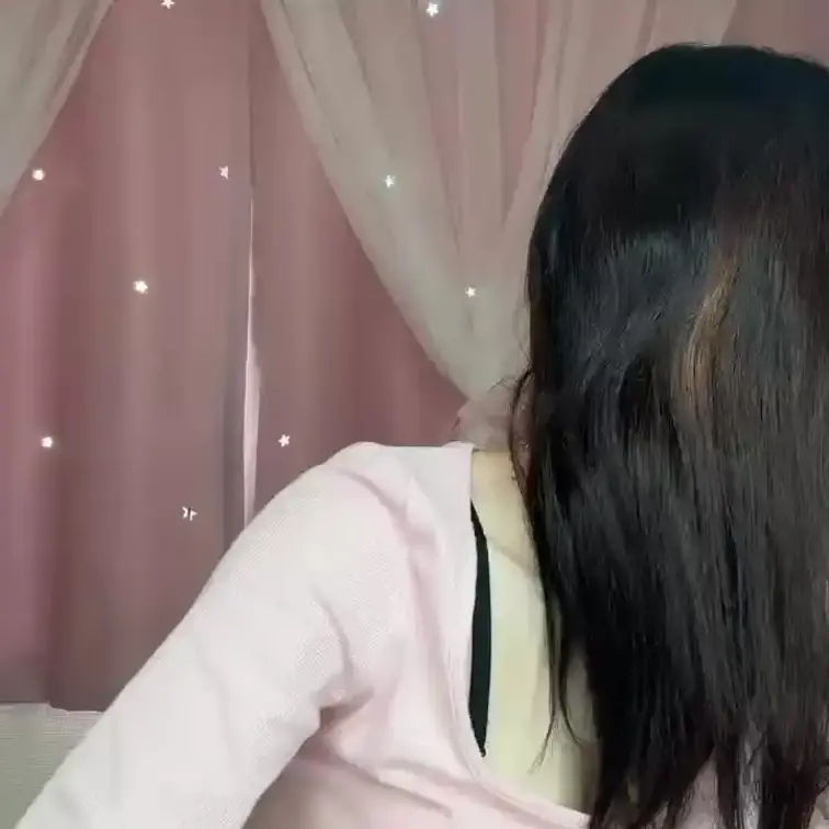 【みれい 20 歳】

みれいさんのライブ配信動画です
生ライブ配信だと、1 回の有料配信を視聴すると、おおよそ平