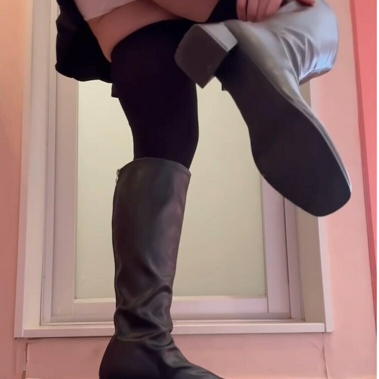 黒いサテン手袋、ロングブーツ、ニーハイソックスを脱ぐ動画です。パンチラもあります。モデルさんは20代前半の女性です。