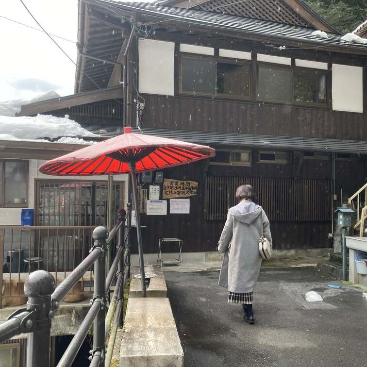 今日は隣県北部の温泉に。
まずは、真○温泉に。
先に入っている方が居られなかったので、ここのメインの混浴に入りました