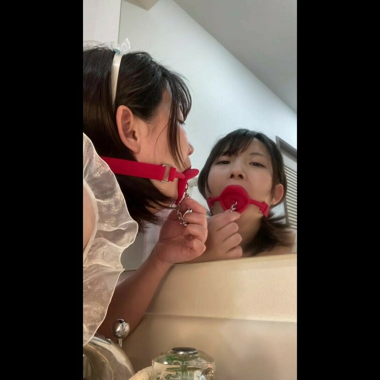 赤い開口器を着けます。栓の付いている開口器、栓を開けて口の中を見せます。