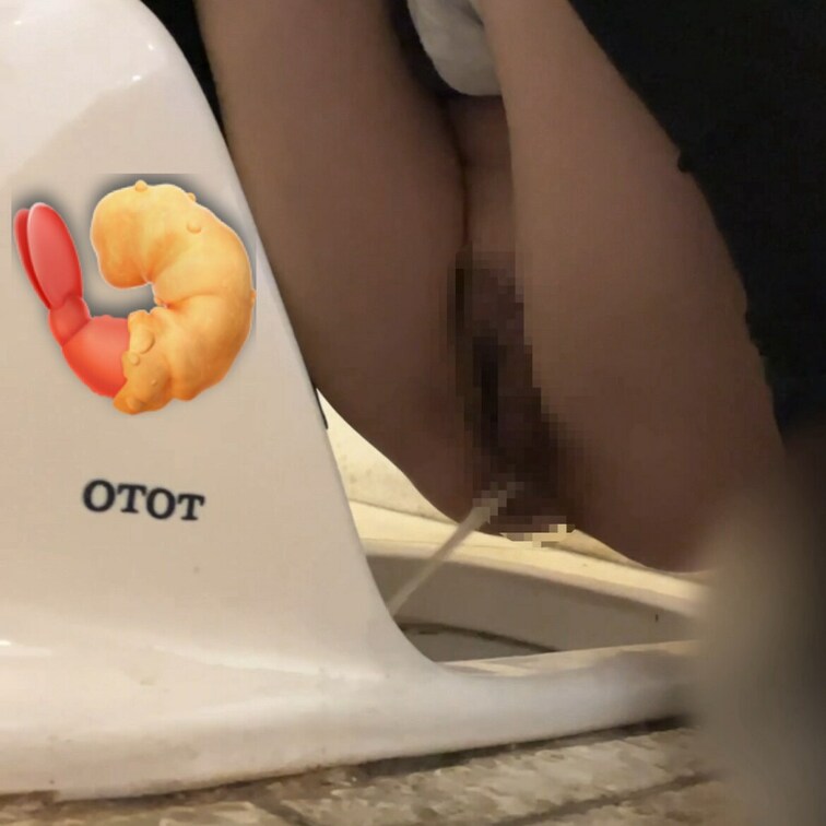 薄 モザ🤭和式トイレでおちっこ💕