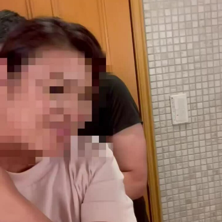 元カレとデートした日の動画。
僕とラインしながらやっぱホテル行きたくないとか言ってたのに、すごく楽しそうにブラを外され