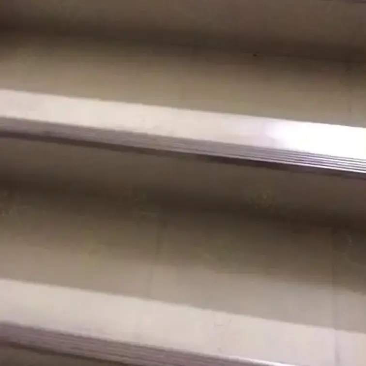 おしっこしに行こうと階段を登っていたら・・・
途中で間に合わずにお漏らししてしまいました💦
ガチなハプニングおもらし