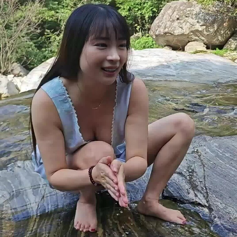 冷たい川の水に触れて、気分もすっきりリフレッシュ✨💖
自然の中にいると、『私ももっと自由に生きたいな』って思えてくる🌸