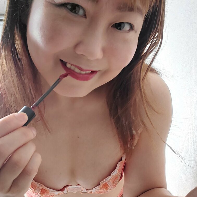 撮影前の準備の様子
湿度高めで汗だく

リップで仕上げ💄💋✨

普段
こんなに発色良いリップ着けないから
