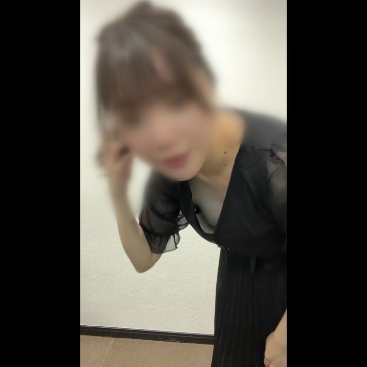 本編はこちら→
胸ちら03 【アパレル店員・インスタライブ】
着替え○○○流出
・本作品に