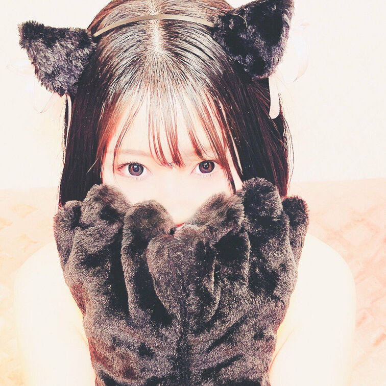 ぱいんちゃんの猫耳は、ワタシにとって魔法のアイテムです。いろいろな服を着てみたい気持ちになります。