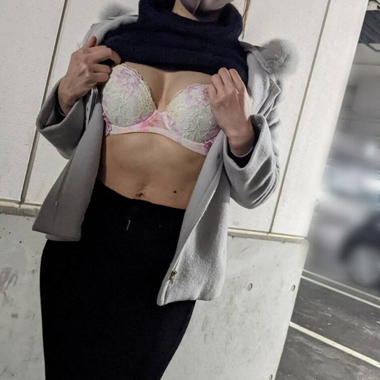 こんなラフで地味な格好でいたら変態人妻だなんてバレないですよね🥰
…ということでおっぱいチャレンジ♡
