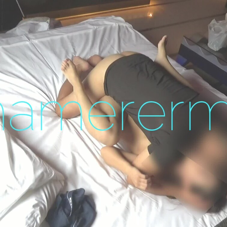 【密着正常位】

射精に向かうための動物的で単調なストロークを
ちゃっかりと感じる優秀マンコの持ち主は、幸せもん。
