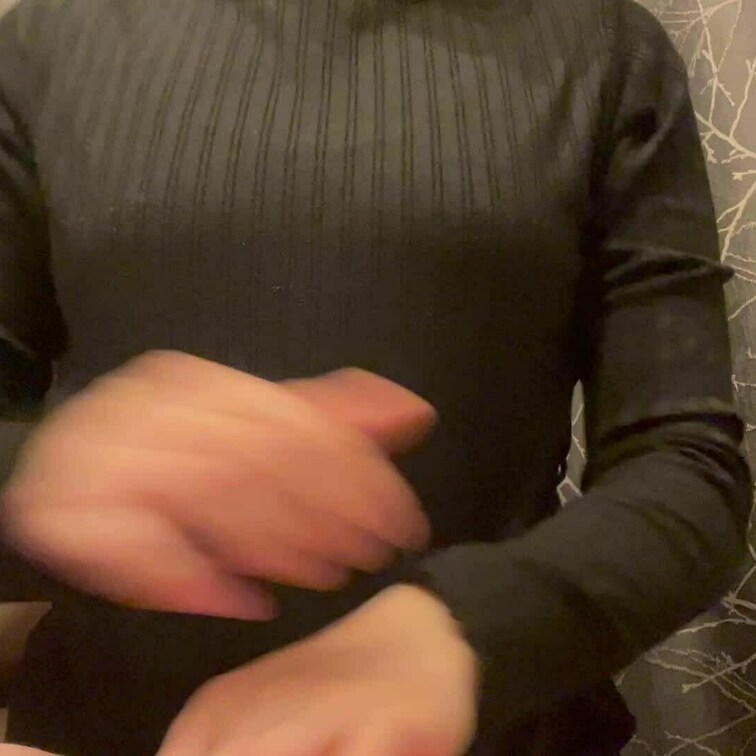 綿棒で乳首いじってます♡