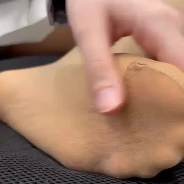 ストッキングの足裏をマッサージする動画です