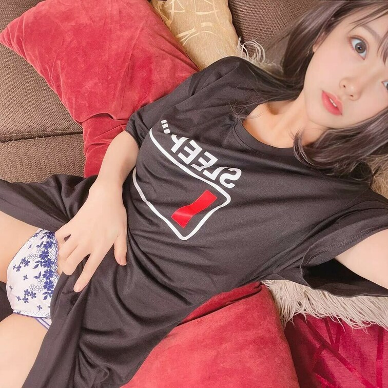 実は立ちながらオナニーするのが好きで、、
足に力を入れながら、電マを当てて、、
あ、まだ逝きたくない、、
って、踏