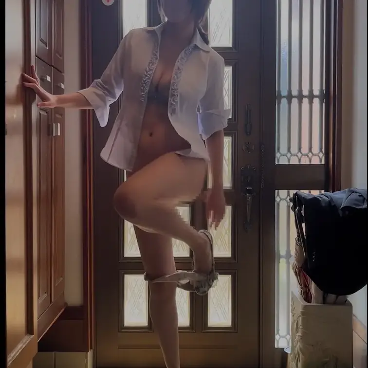 真面目な演説を徐々に服を脱いで全裸になりオナニーをしながら絶頂するスケベ女子アナウンサー

■玄関　　ハイヒール　ス