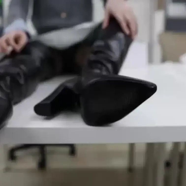 ニーハイブーツを脱いで黒いストッキングの足裏をクネクネする動画です