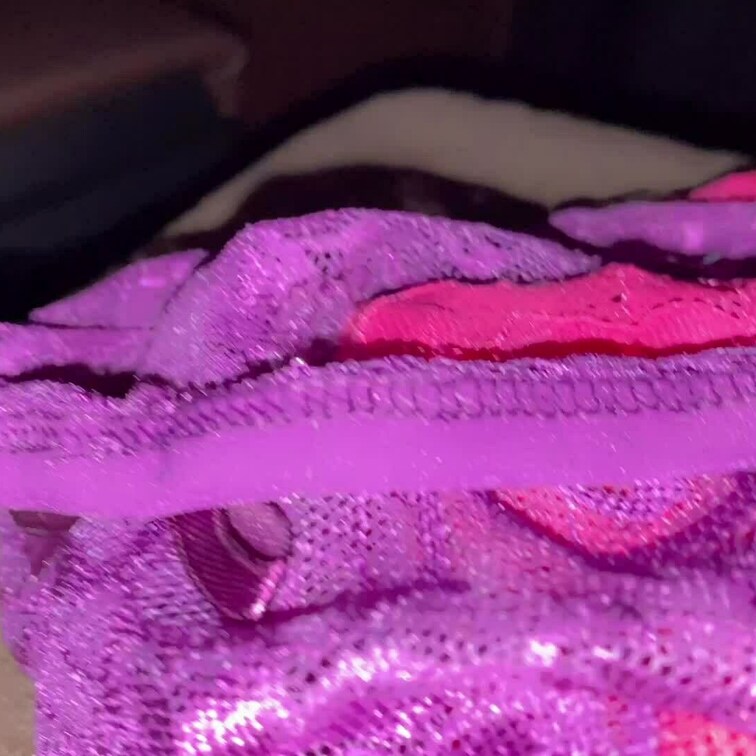 白の透け透けパンティ🧡食い込んじゃってる💜💦