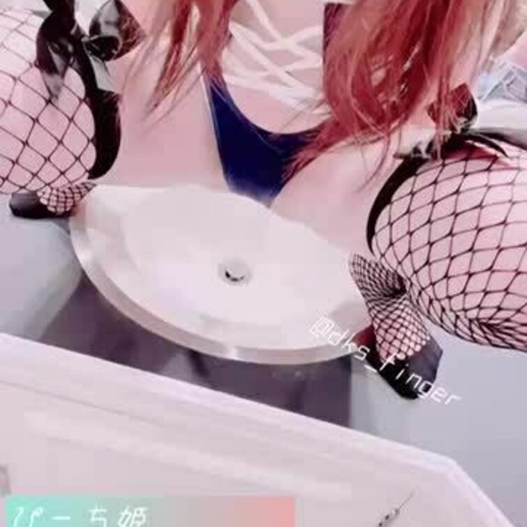 〜ぴーち姫　洗面台でコスプレお漏らし〜

洗面台に跨りコスプレしたままお漏らし。