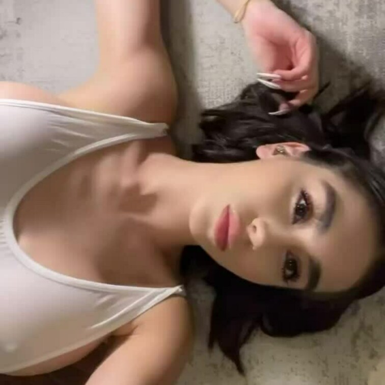 今すごくムラムラしてる…誰か、私を止めてくれる？💋🔥