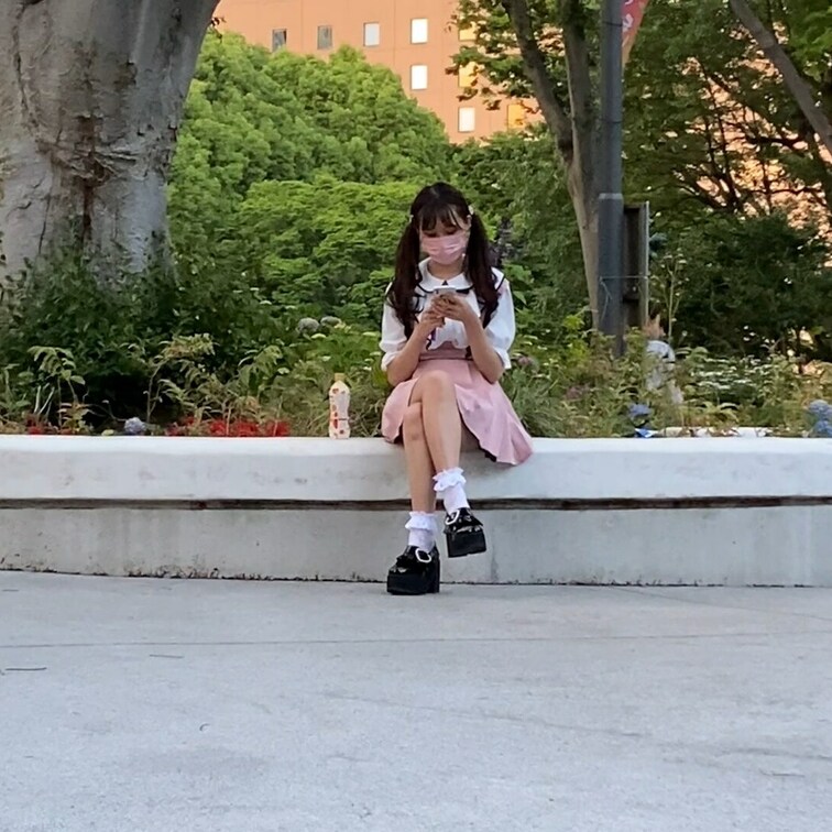 パンチラ20の本編動画。

公園を散歩していたおじさん。

そんな中ぴえん系のかわいい女の子を発見してしまい気に
