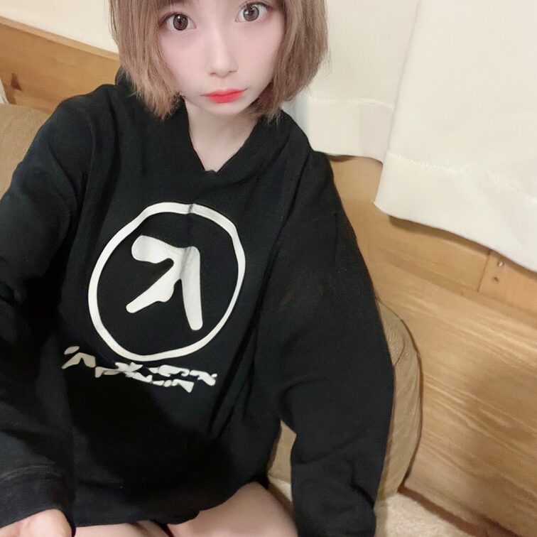 部屋着はパーカーだけ〜