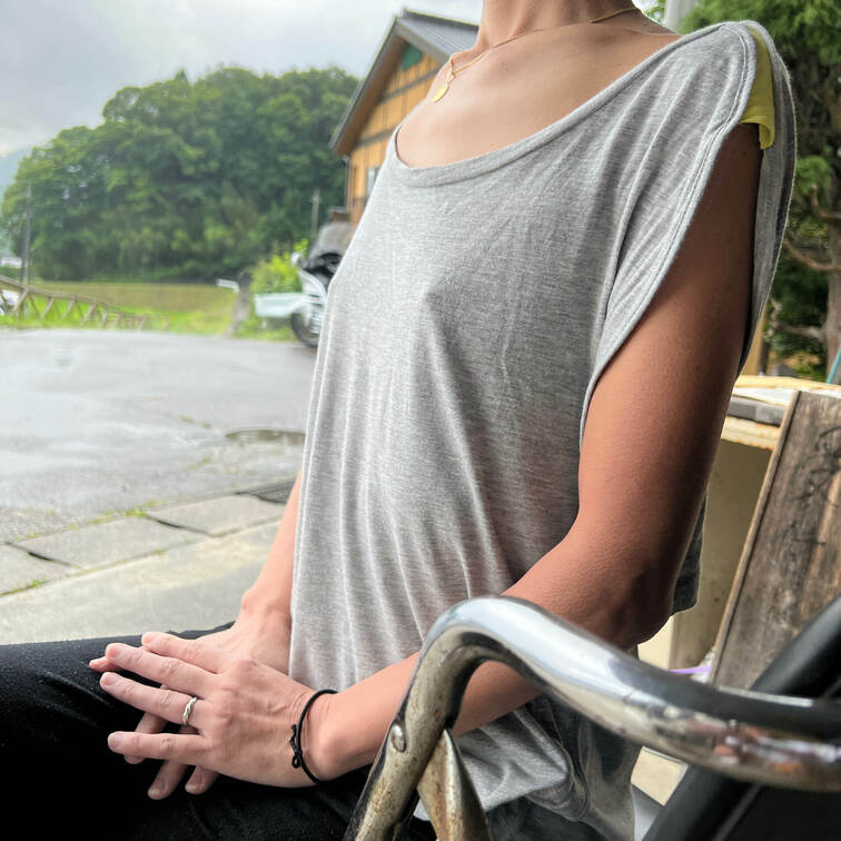 気をつけて！
って感じで乳首が…
ちっぱいですがいかがですか？
