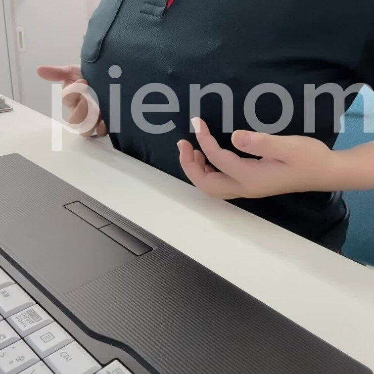 【職場でモロ出しチャレンジ⚠️】
今度はみんなが仕事する場でイケナイ事しちゃった笑

それも今日はこんな卑猥な下着
