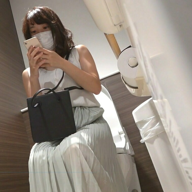 チョイ見せ。本編は単品販売へ→
{清楚な美女2人}が、公共の場で自分の世界に入り込んで変態オナニー