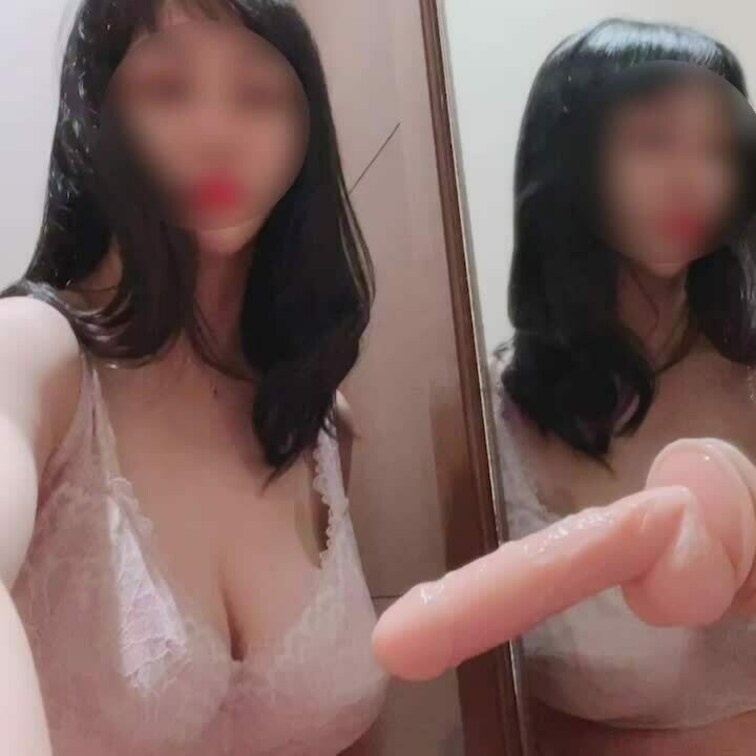 いいモノを手に入れた欲求不満の人妻👩
夢中で挟んじゃいました♥️