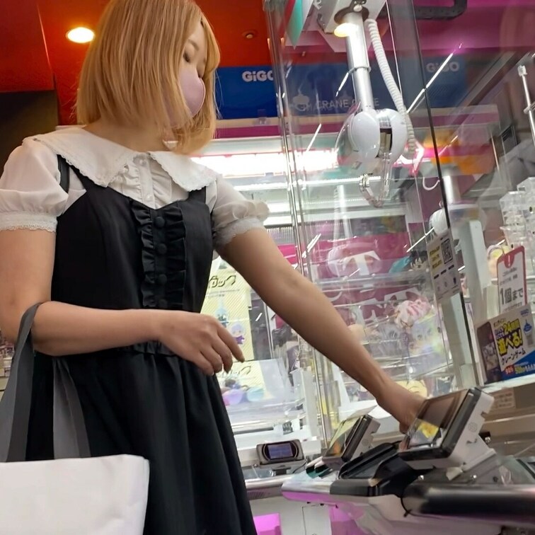 パンチラ18。


今日はパンチラを撮りたいと思いぴえんの聖地を探索。

ミニスカ女子は沢山いるが警戒心よをめ