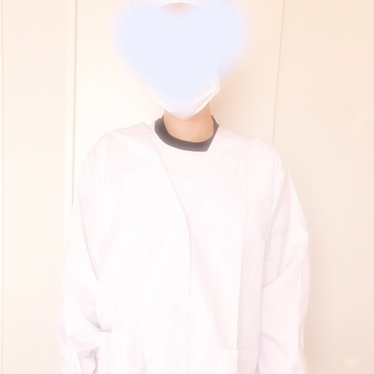 給食当番です！！
給食着フェチがたくさんいると聞いて…♡
これはプレゼントでいただいた給食着です！

体操服の上