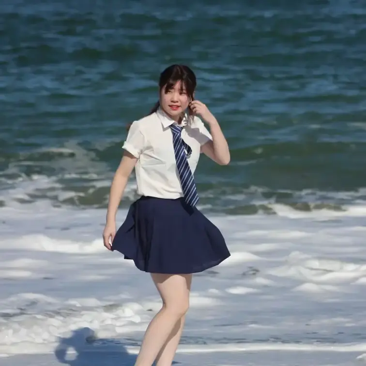 あやちゃんの制服海水浴