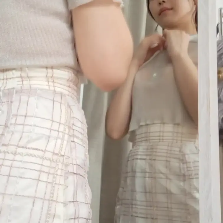 右上の「いいね♥」を押してから見てね！
今回は鏡越しに生着替えをとってみたよ！
これからもっとエッチな動画投稿するか