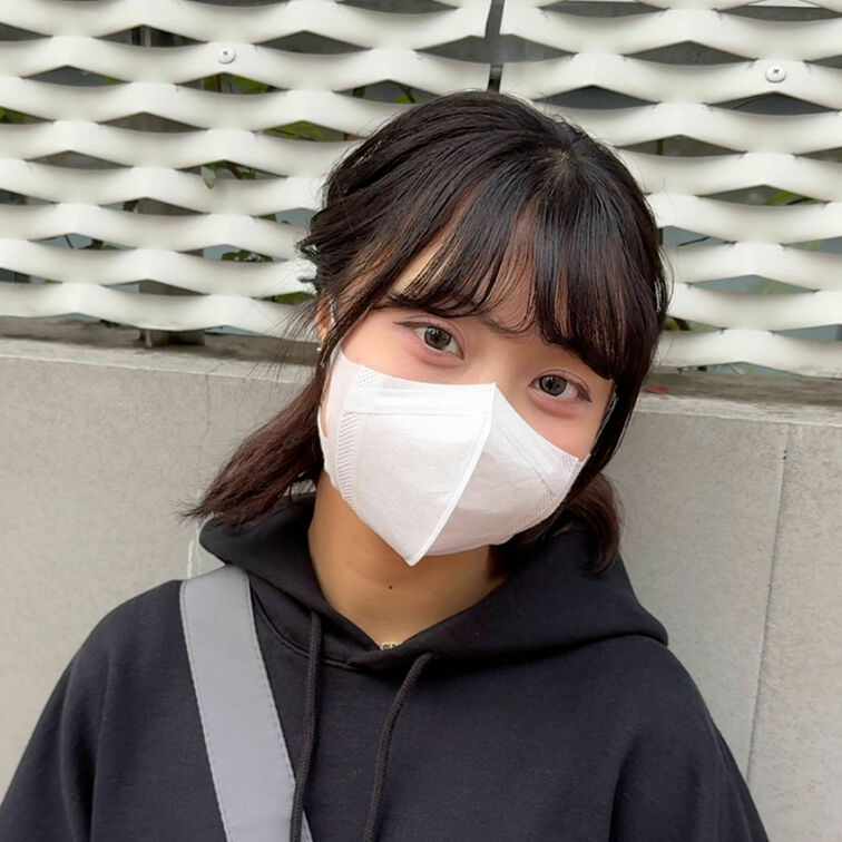 #220【RIRIKA 19歳】
今回ストリートスナップに協力してくれたのは、VETEMENTSのパーカーを可愛いく着