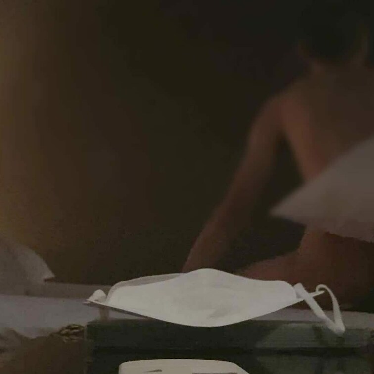 1/9😊○○○を送り出して朝からラブホで初ハメ撮りした時の動画なのですが、この日は妻が恥ずかしがって暗くしたので見づいで
