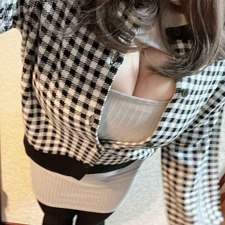 バイブの充電どっかいっちゃうの(,,- -,, )

オナするのすき♡