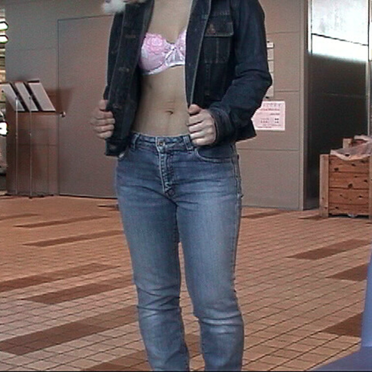 記念すべき蘭ちゃんの初露出動画です

某有名な施設の中で、初めて上着を脱いでブラを出すだけです。初めての露撮なのでこ