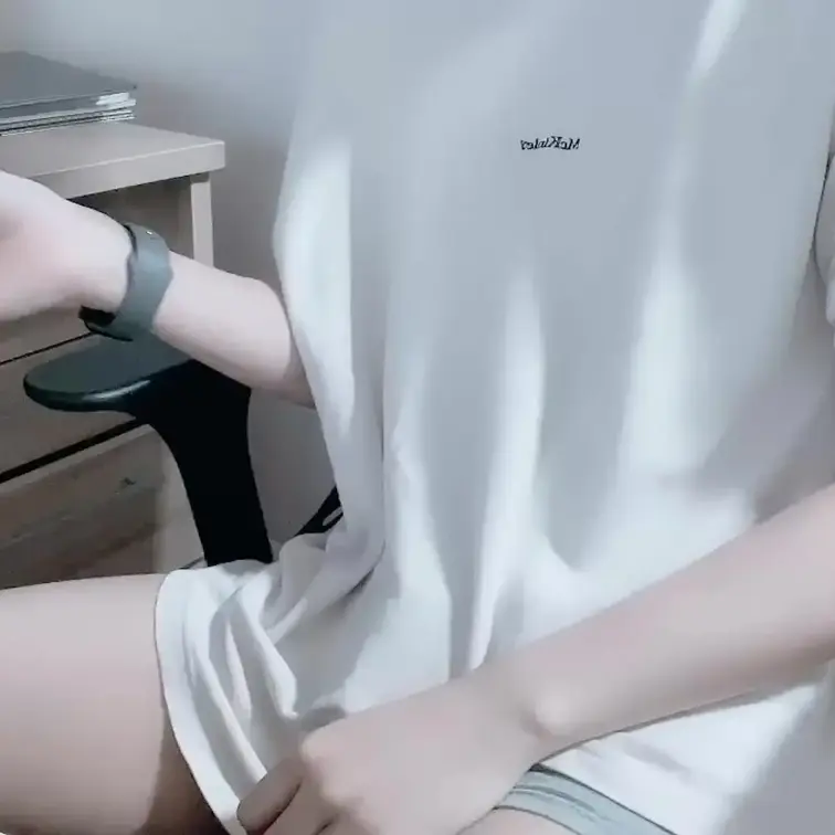 今回はローションを使って亀頭責め...
いっぱいぐちゅぐちゅ鳴っててやば。

すぐ潮吹きしちゃうし、喘いじゃうの好