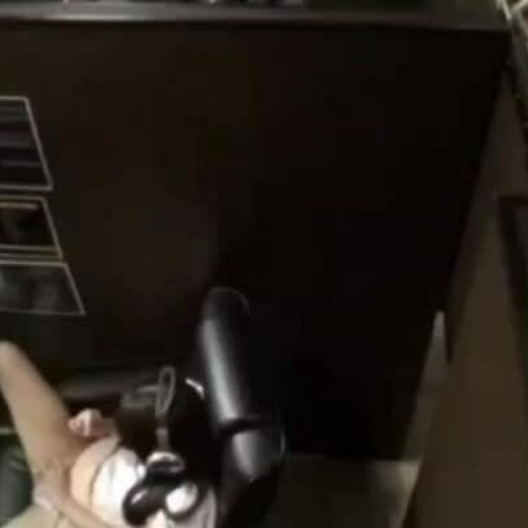 お店の個室でオナニーしてたらさぁ、知らない男性がみてたらしく、部屋に侵入されちゃって、アソコ舐められたり、指マンされたり