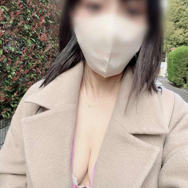 こんばんは人妻ゆうです💋
歩いてたらはだけちゃった🙈💕
もうすっかり春だね🌸