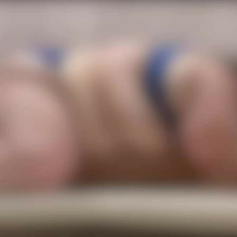 圧迫からの顔面騎乗されて…言葉責めからのフェラチオと手コキで発射しちゃうドMの変態…

私の重さでビンビンにしてるな