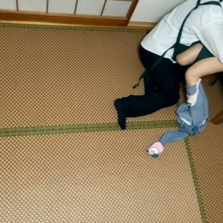 【ファン限定フル動画】🎁

「あ、そこ…だめ…。」バイトの休憩室でバイトリーダーにマッサージしてあげるよと言われて脚