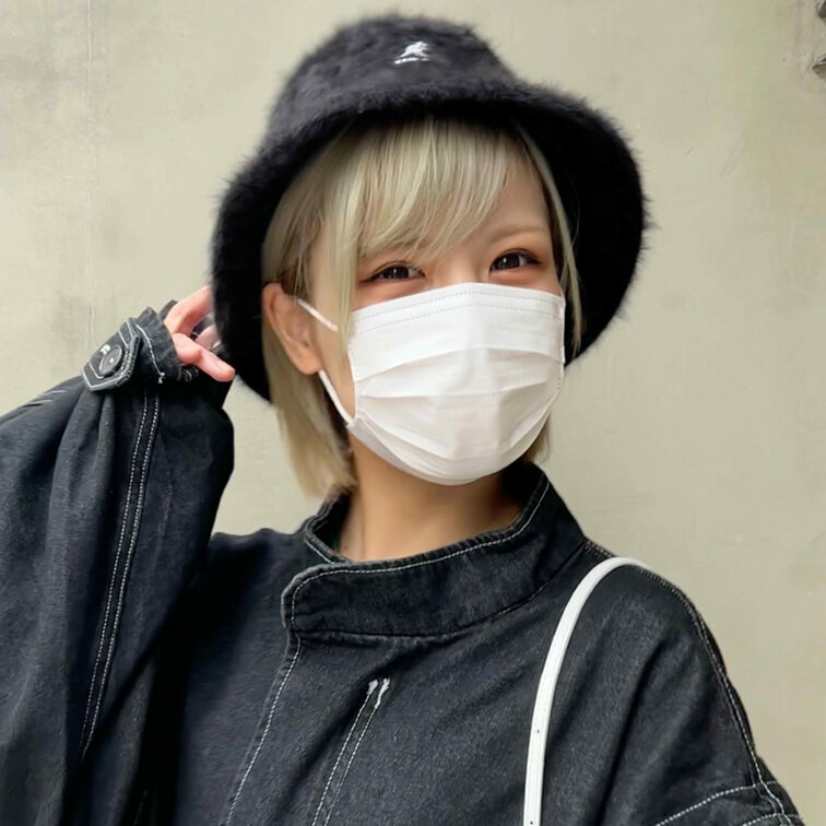 ＃15【NANA 22歳】
今回ストリートスナップ撮影に協力してくれたのは、
オーバーサイズのデニムコート×モフモフ