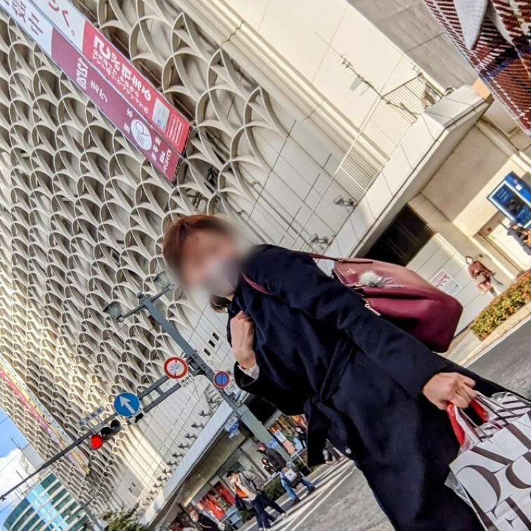 1枚目は普段な感じを激写!📸
コートの下はクリスマスドレスだから見えないように隠してそそくさデパートから退散!💦