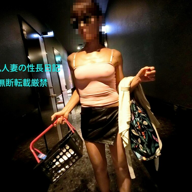 男のアダルトビデオボックス。個室に移動します。の画像です。