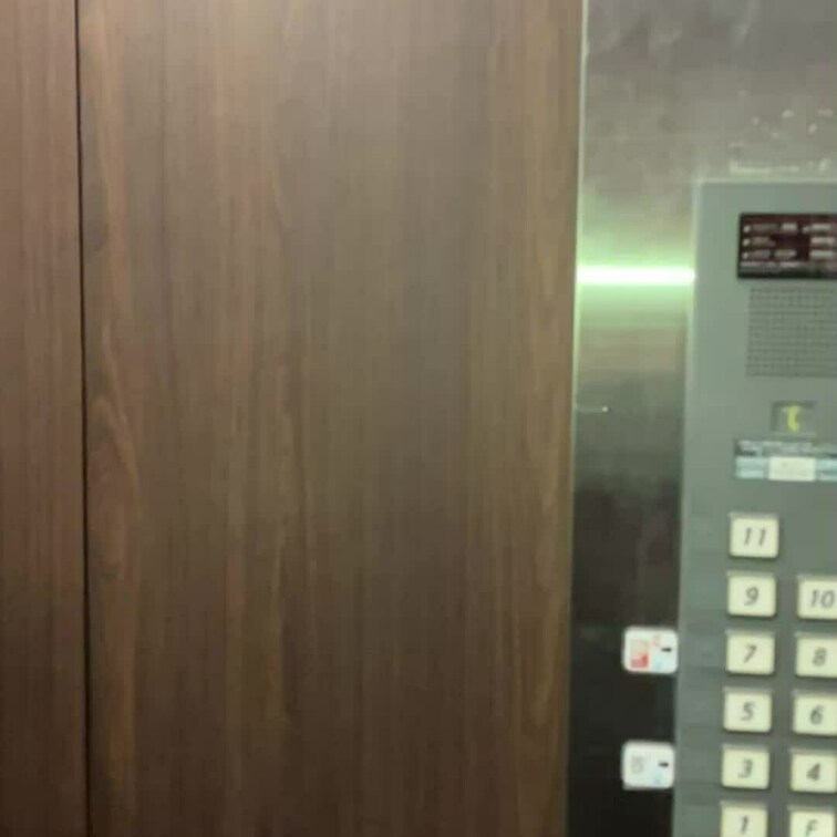 浜松ビジホ前露撮の後はそのまま部屋へ戻らせます
エレベーター🛗の扉が開く瞬間がボルテージ上がります☺️
ノーパンだか