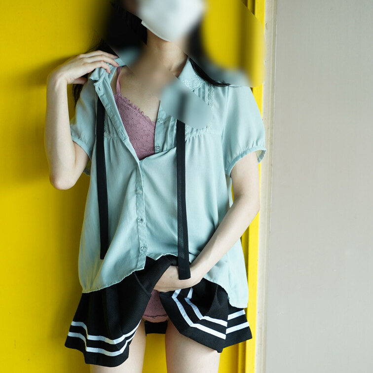 非常階段でブラとパンティ見せつけるセフレ
中出し後の汚れたパンティ履かせてそのまま帰した