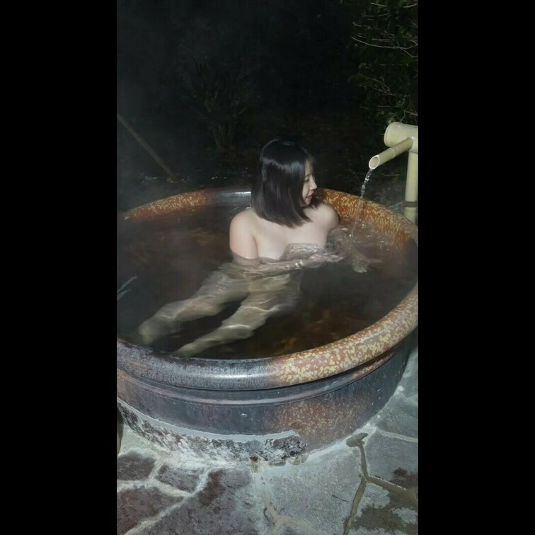 旅館の露天風呂にに入る動画です。
浴衣を脱ぎ、露天風呂に入ります。
一緒に行った女の子とのんびりくつろぎました。

