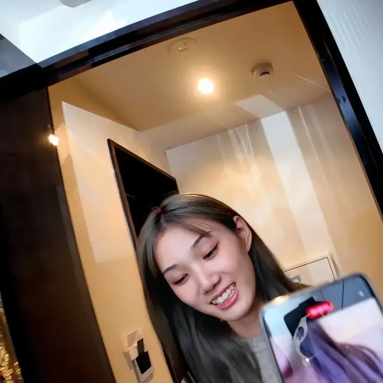 ゆうな嬢キターーー！なお、いつもっぽい入室動画ですが、この後、いきなりダイレクトに屋外へGo!なんやで😇