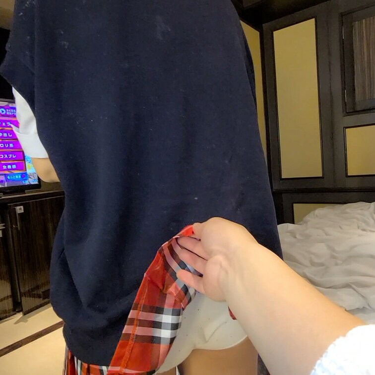 2-3-1赤チェ×紺カーデでスカートめくりパンチラです。
水玉模様の白綿パン