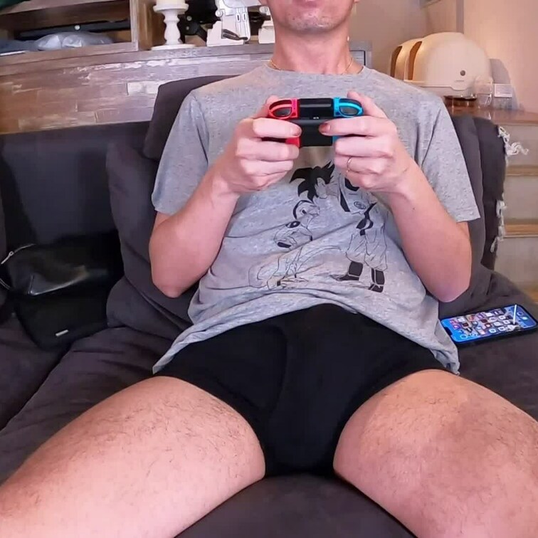 ゲーム中にフェラチオ奉仕❤️